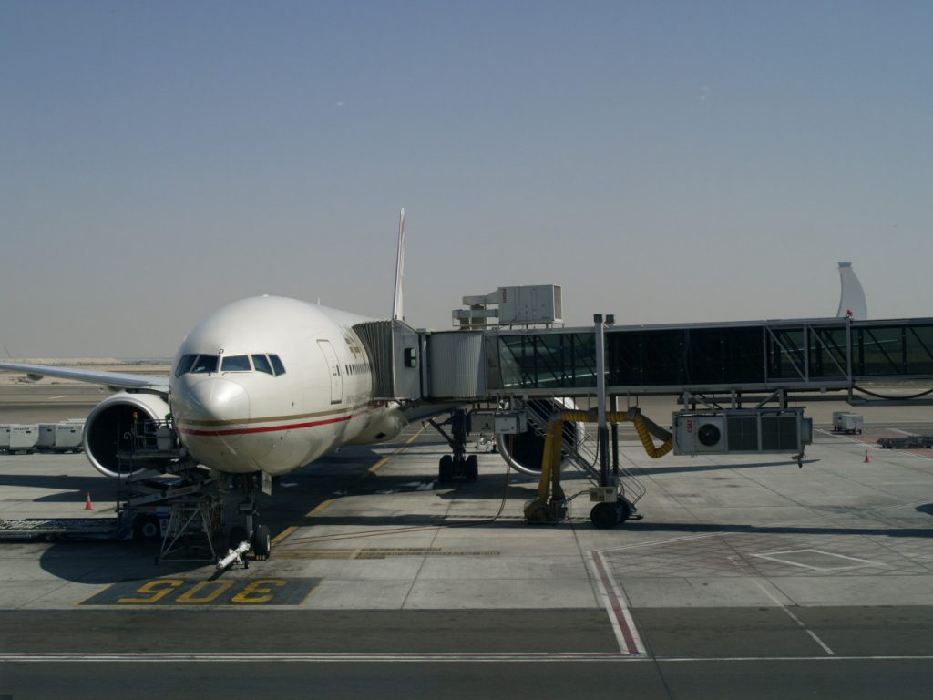 Boeing 777 in Abu Dhabi. Drinne ließ man sich viel Zeit für's Boarding, denn der Flieger wurde ja noch beladen. Draußen ließ man sich beim Beladen Zeit, denn drinnen lief ja noch das Boarding :)